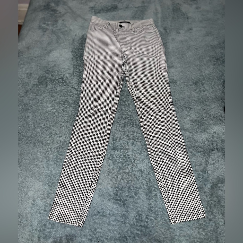 FOREVER 21 black & white printed pants